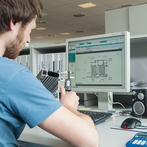 sapa medewerker bezig met technische aspect van aluminium profiel