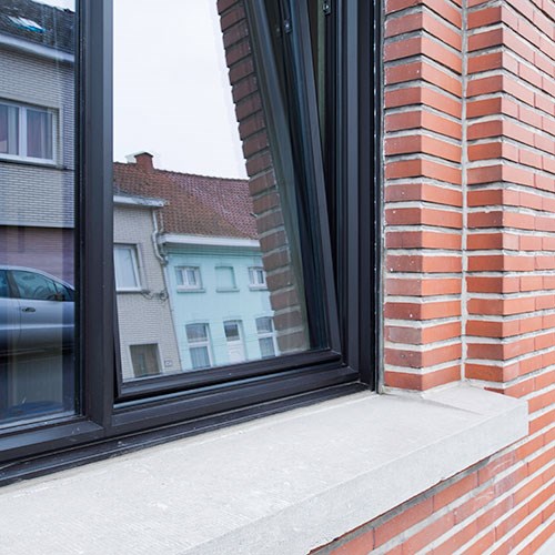 woning met zwarte ramen in woning met donker oranje bakstenen