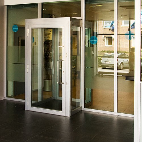 grote veiligheidsdeur met grijze aluminium profielen