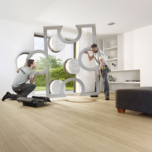 vakmannen plaatsen puzzelstuk raam