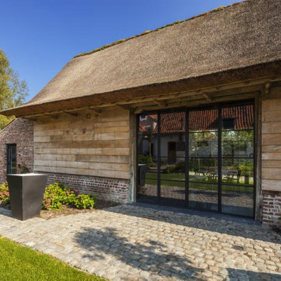 woning met groot zwart raam