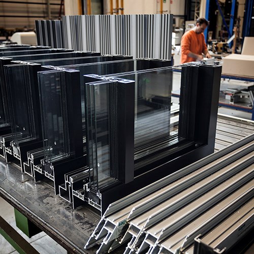 aluminium profielen in werkplaats met arbeider