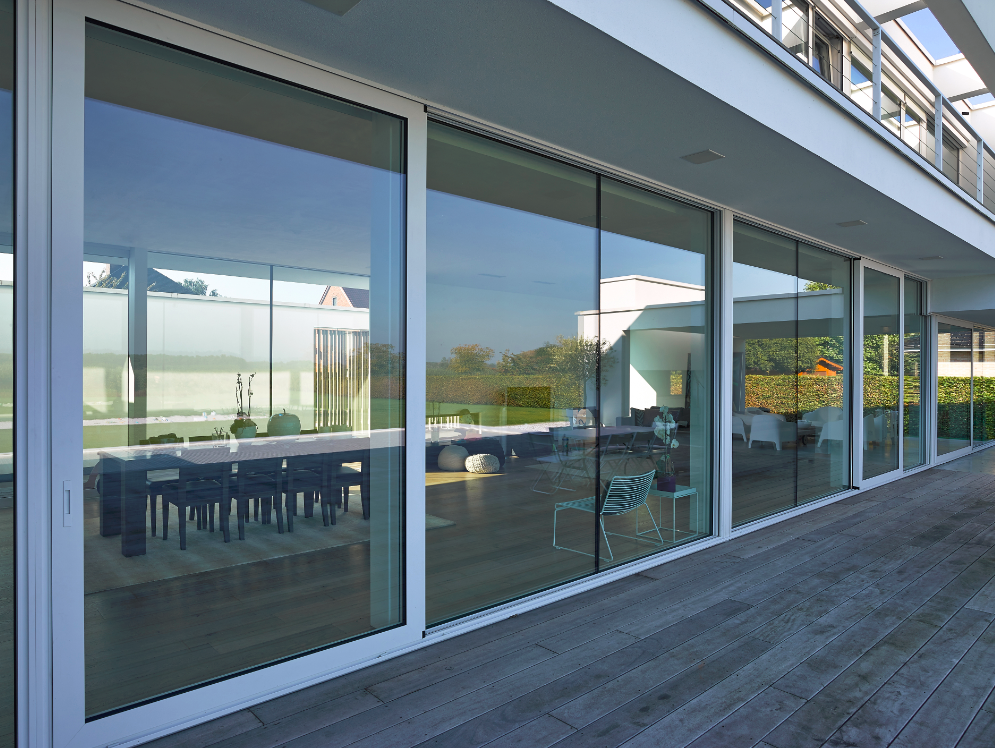 groot balkon met grote witte aluminium ramen