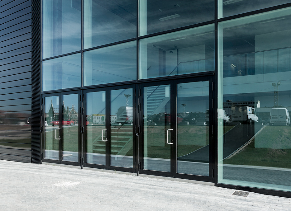 gevel van gebouw met grote aluminium ramen en deuren met zwarte aluminium profielen