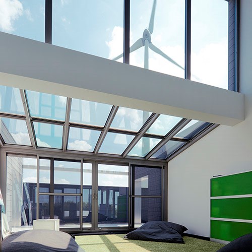 Open moderne ruimte met grote ramen, glaspartijen en lichtstraten van zwarte aluminium profielen