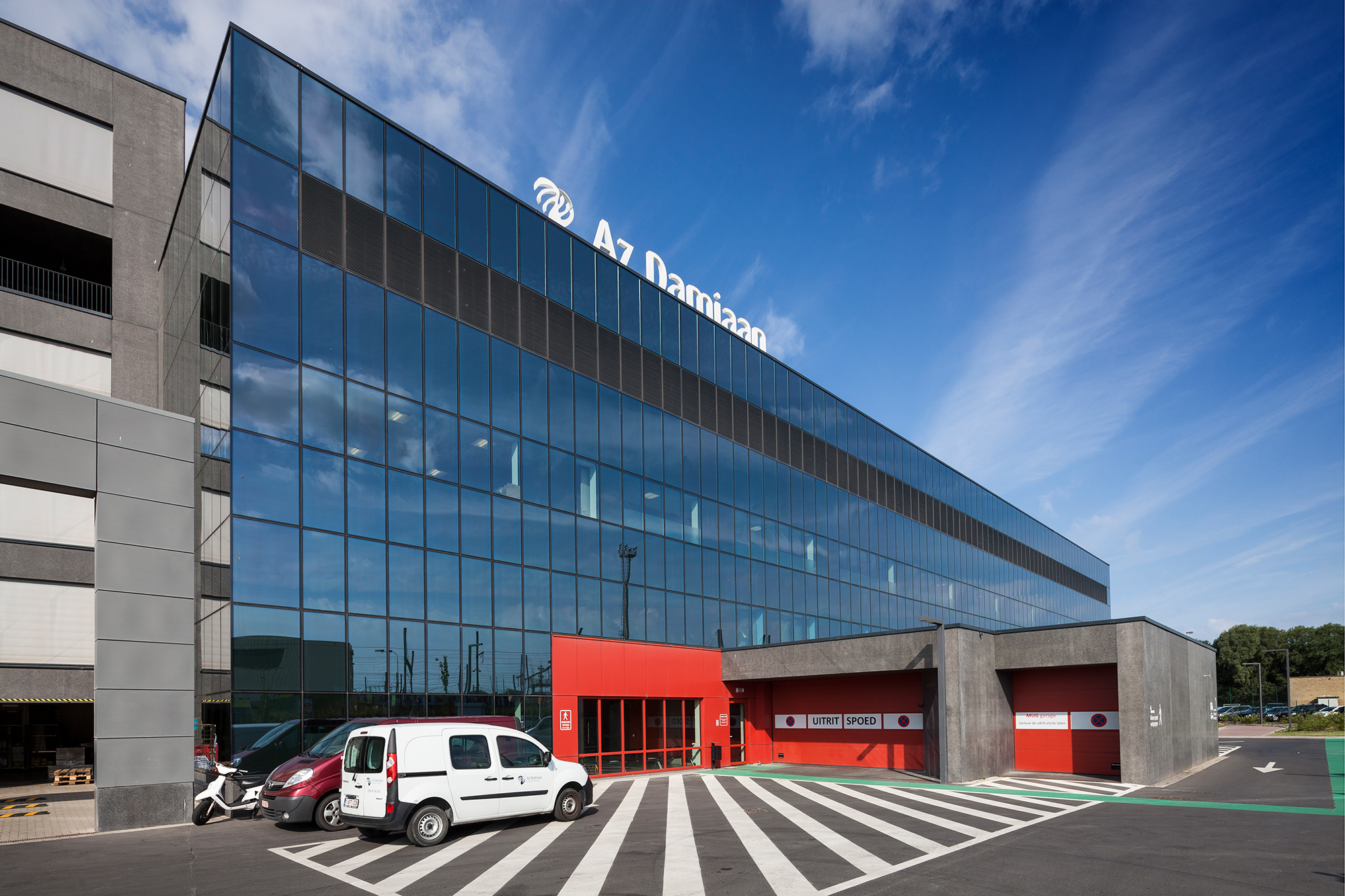 groot gebouw met gevel bestaande uit grote ramen met grote glaspartijen en zwarte aluminium profielen