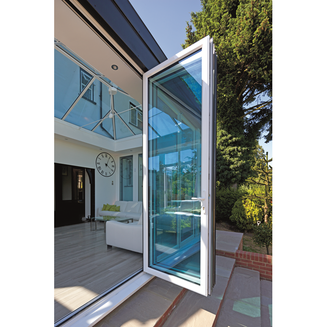 porte pliante en aluminium avec double vitrage et isolation avec un profil de charnière continu pour plus de sécurité