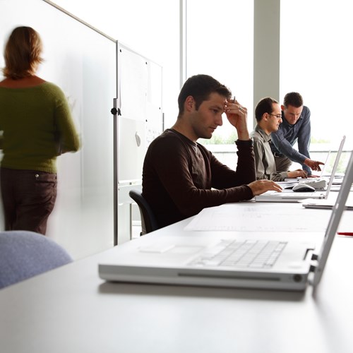 Support projets employés parlant derrière des ordinateurs portables