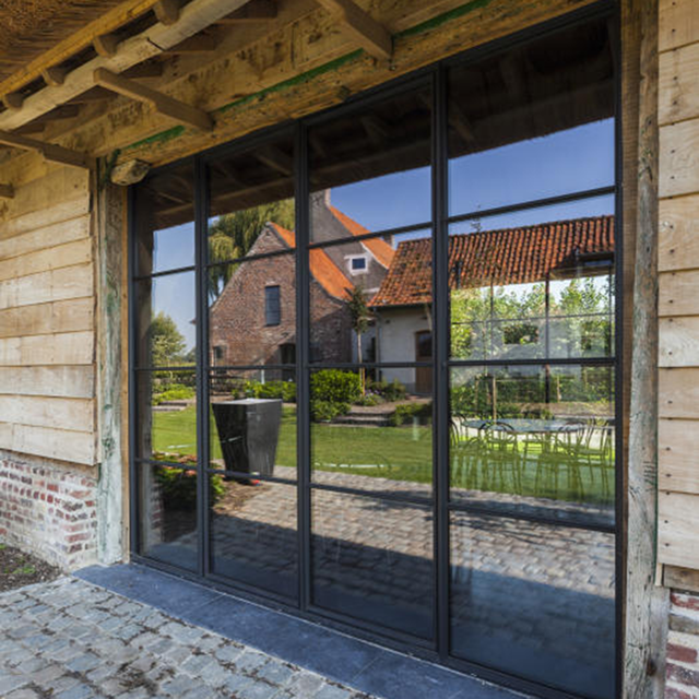 groot raam met rechthoekige indeling en zwarte aluminium profielen