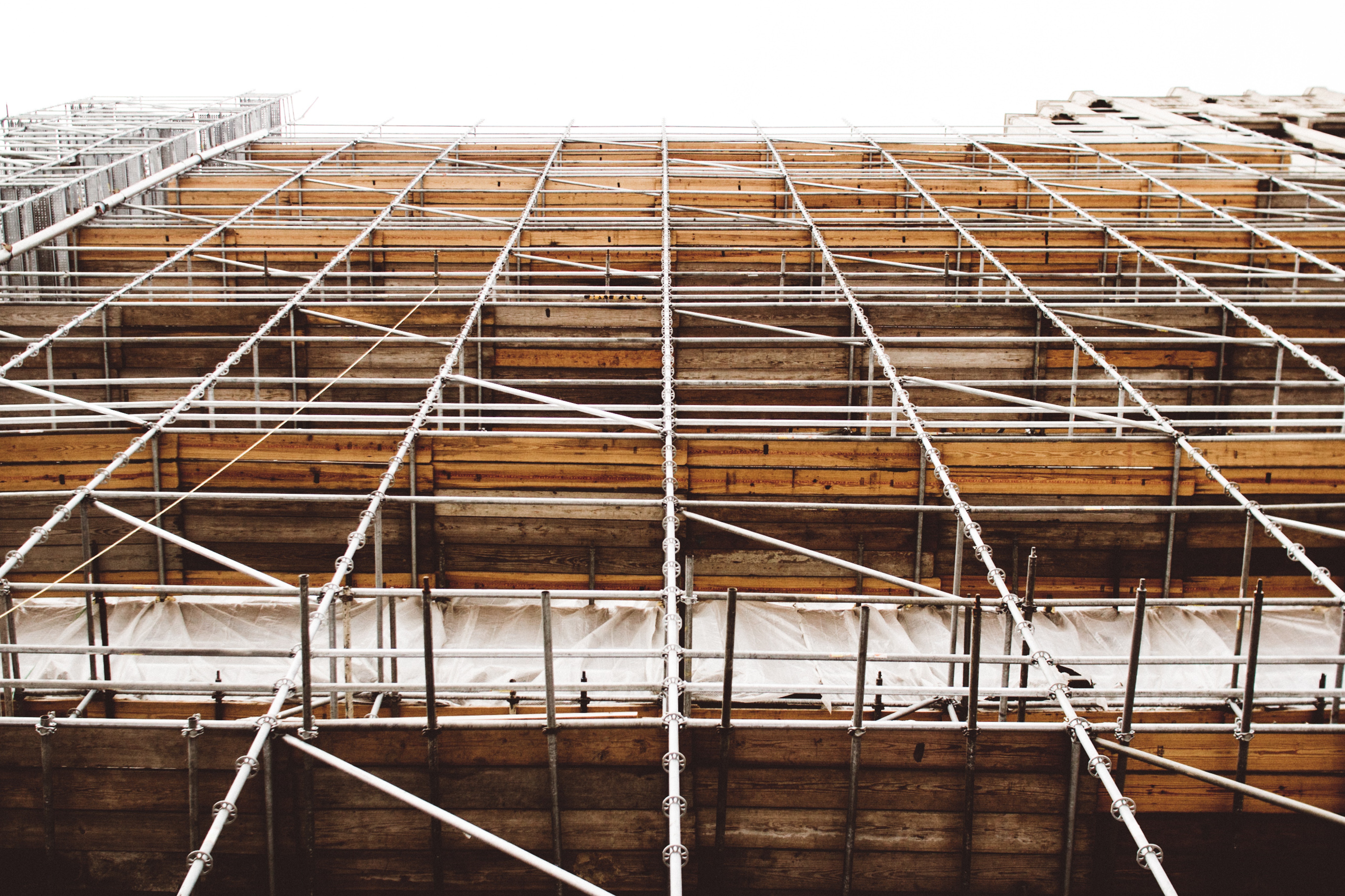 gebouw in constructie met stelling