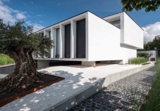 grote moderne luxe villa met grote zwarte aluminium ramen met grote glaspartijen