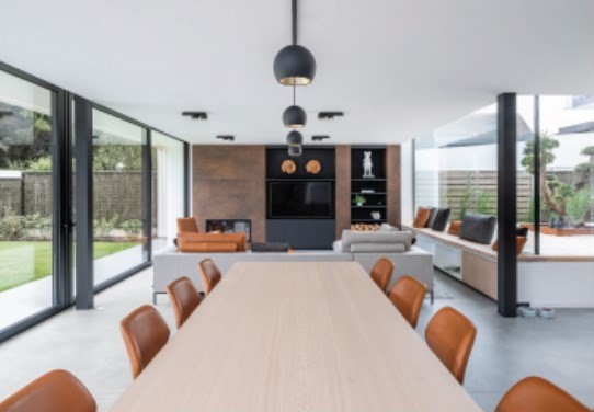 moderne open eetruimte met grote ramen en zwarte aluminium profielen 