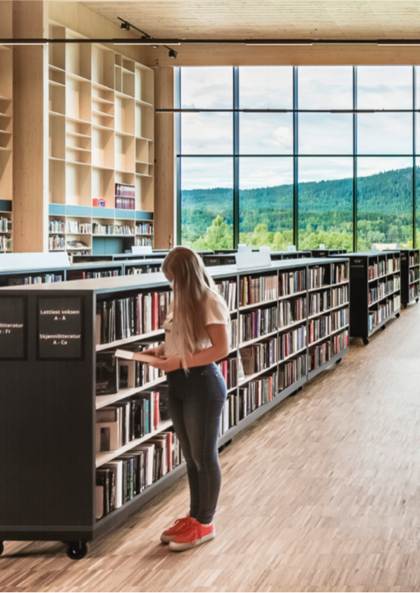 persoon in bibliotheek