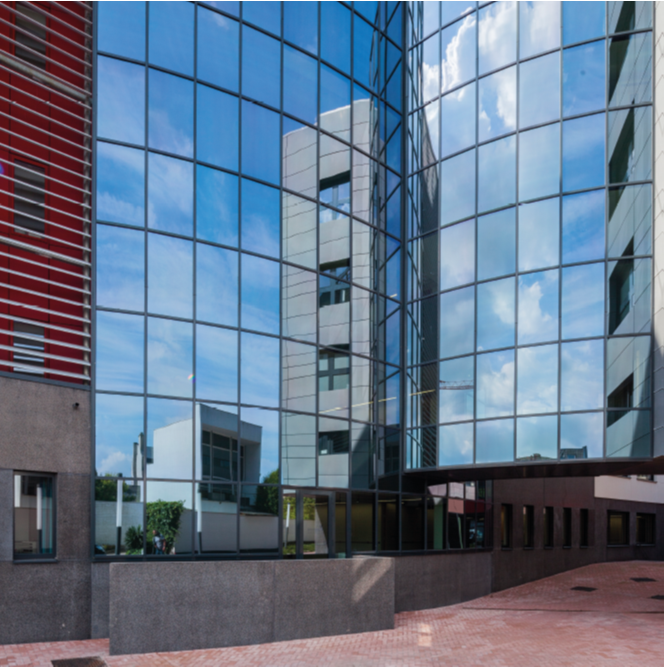 façade de grandes fenêtres en aluminium avec des profilés en aluminium minces