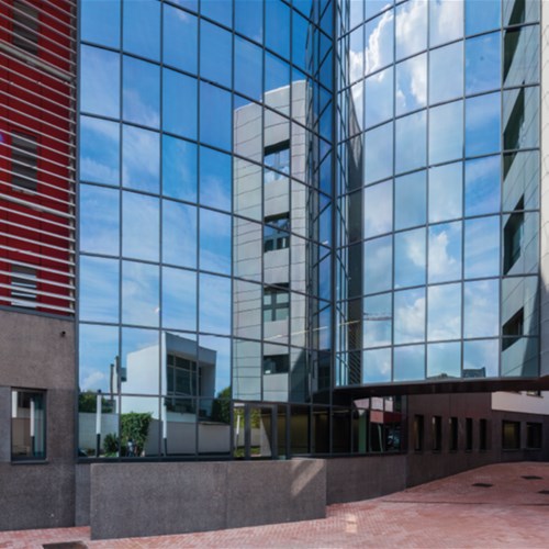 Zorggebouwen gevel van grote aluminium ramen met slanke aluminium profielen