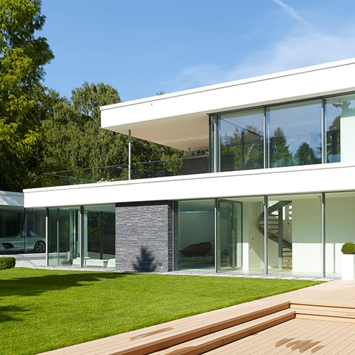 moderne luxe villa met grote ramen met slanke aluminium profielen