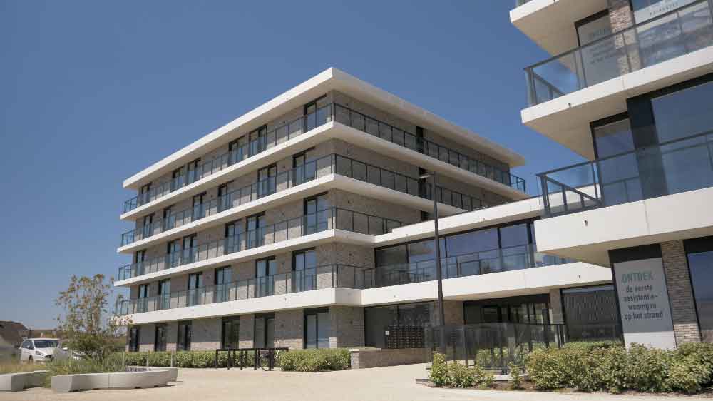 modern residentieel gebouw aan de kust met grote aluminium ramen met grote glaspartijen