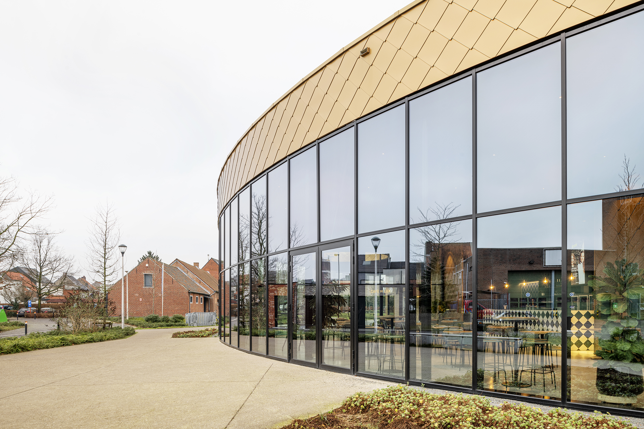 lux zaal met grote ramen met zwarte aluminium profielen die het polyvalente karakter van het gebouw versterken