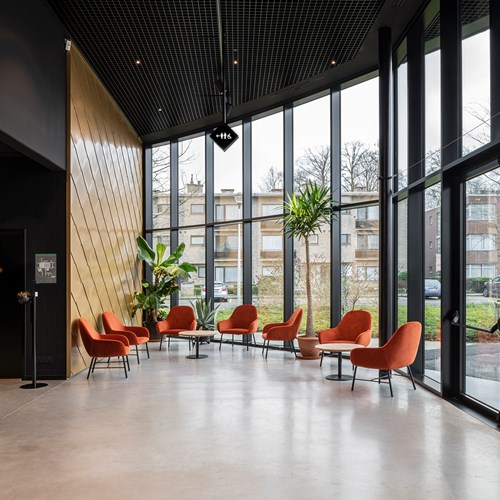 chambre lux avec de grandes fenêtres avec des profilés en aluminium noir qui renforcent le caractère polyvalent du bâtiment