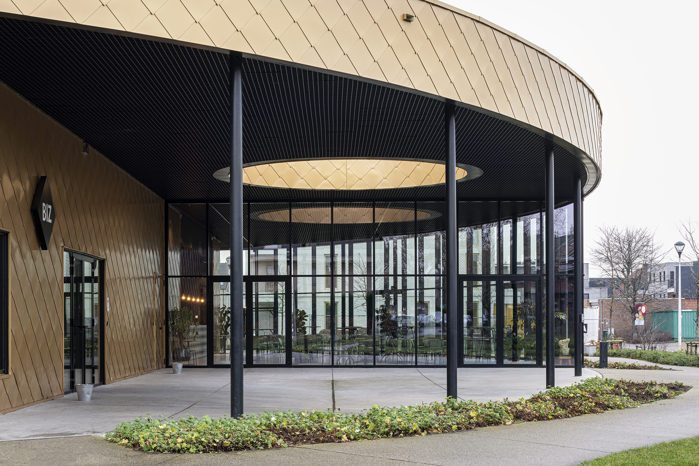 lux zaal met grote ramen met zwarte aluminium profielen die het polyvalente karakter van het gebouw versterken
