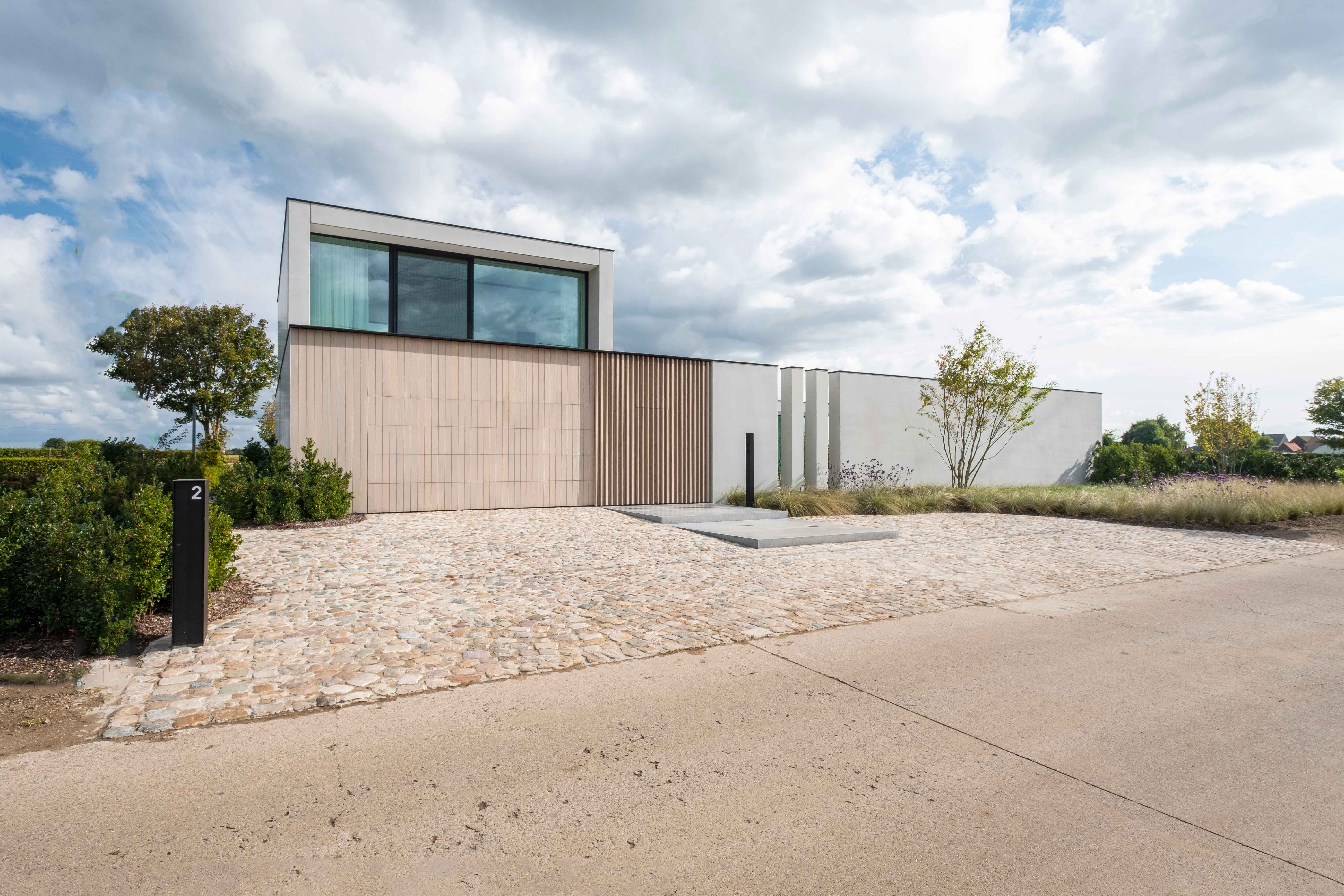 moderne witte villa met grote ramen met zwarte aluminium profielen