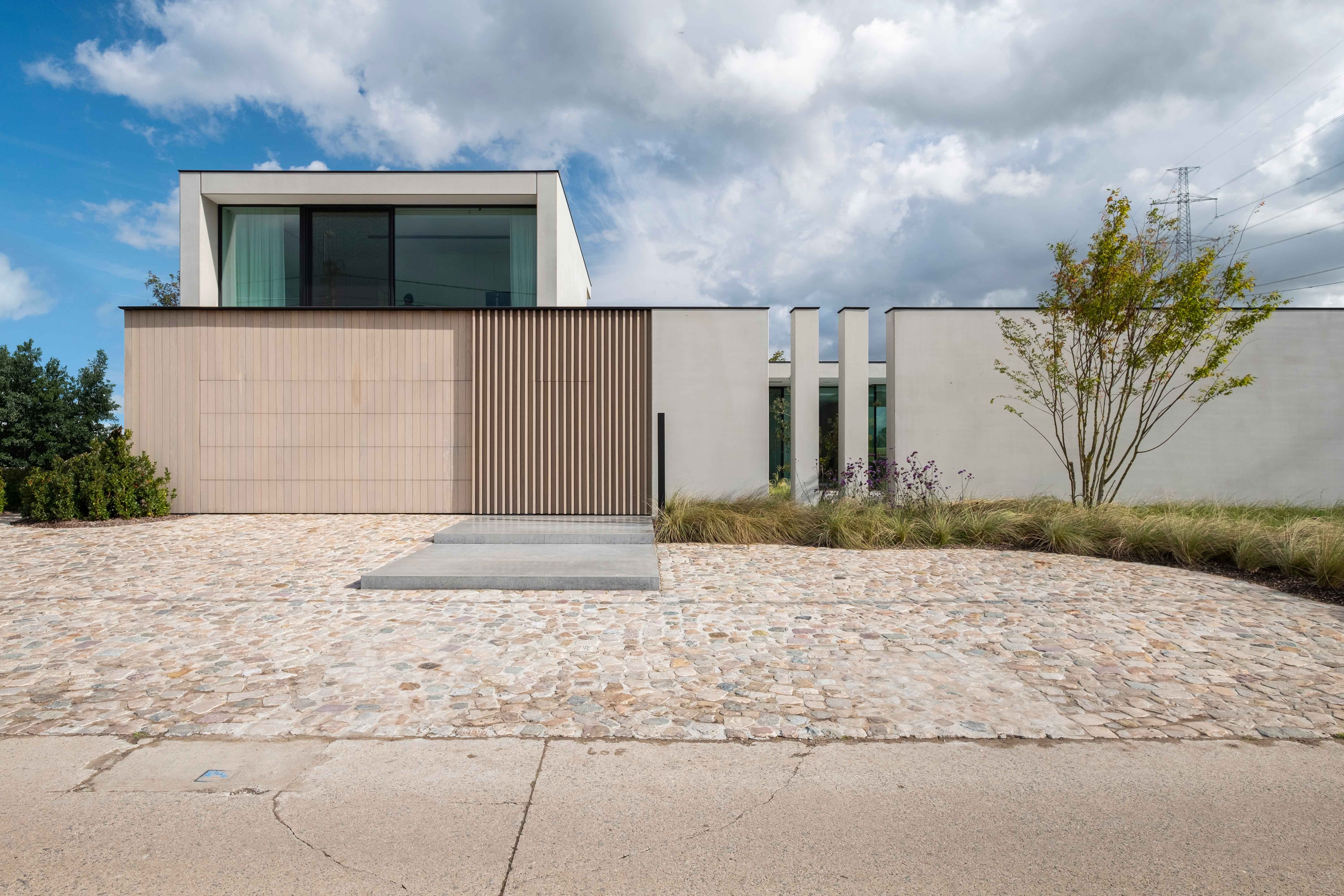 moderne witte villa met grote ramen met zwarte aluminium profielen
