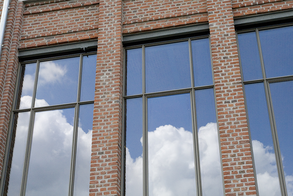 bâtiment industriel avec de grandes fenêtres avec des profilés en aluminium minces gris