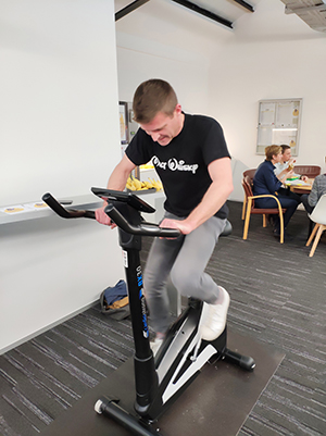 fietsende sapa medewerker