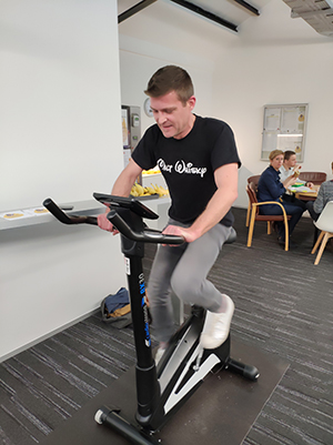 fietsende sapa medewerker