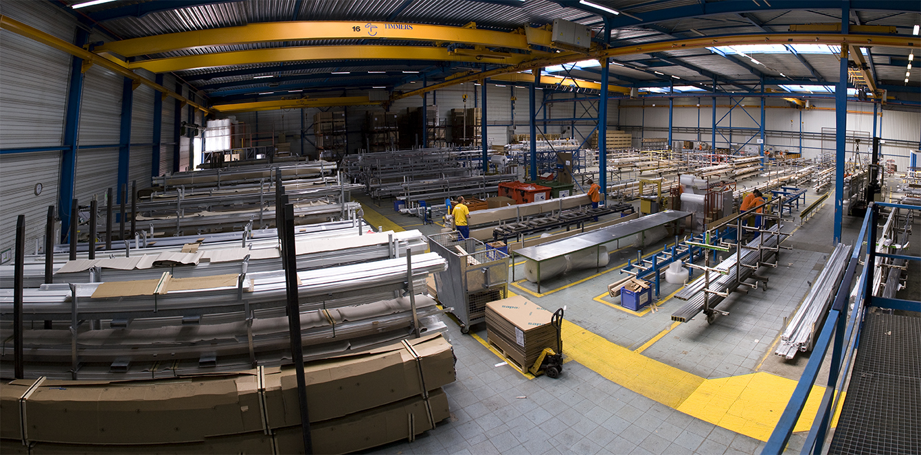 sapa magazijn met aluminium profielen en werkende arbeiders