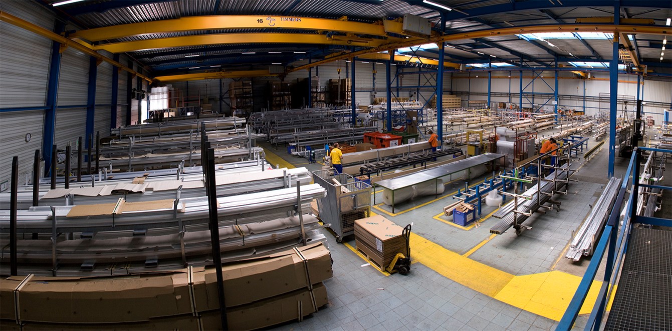 entrepôt sapa avec profilés en aluminium et ouvriers