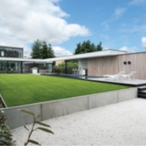 grote moderne luxe villa met grote zwarte aluminium ramen met grote glaspartijen