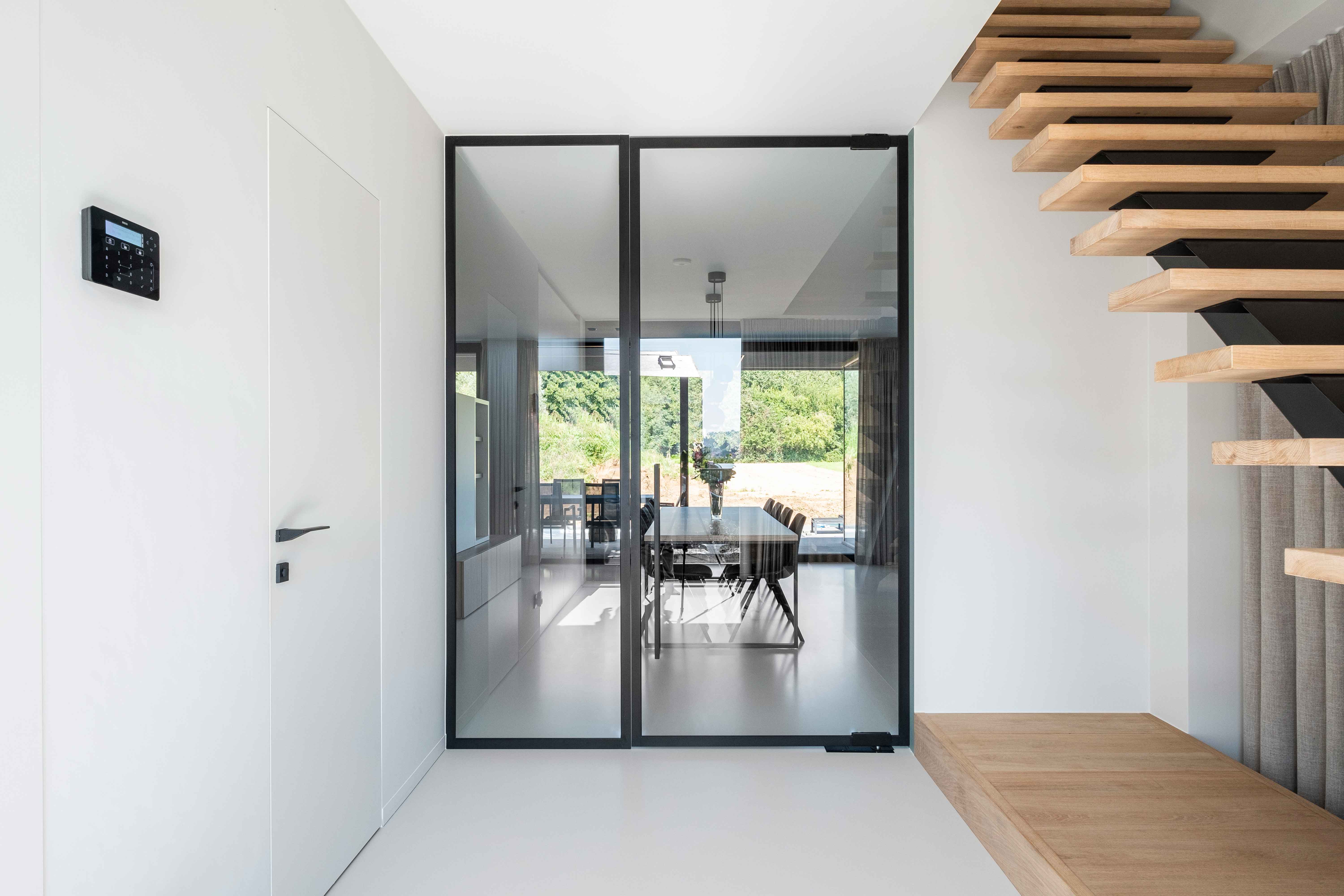 moderne grote glazen binnendeur met zwarte aluminium profielen