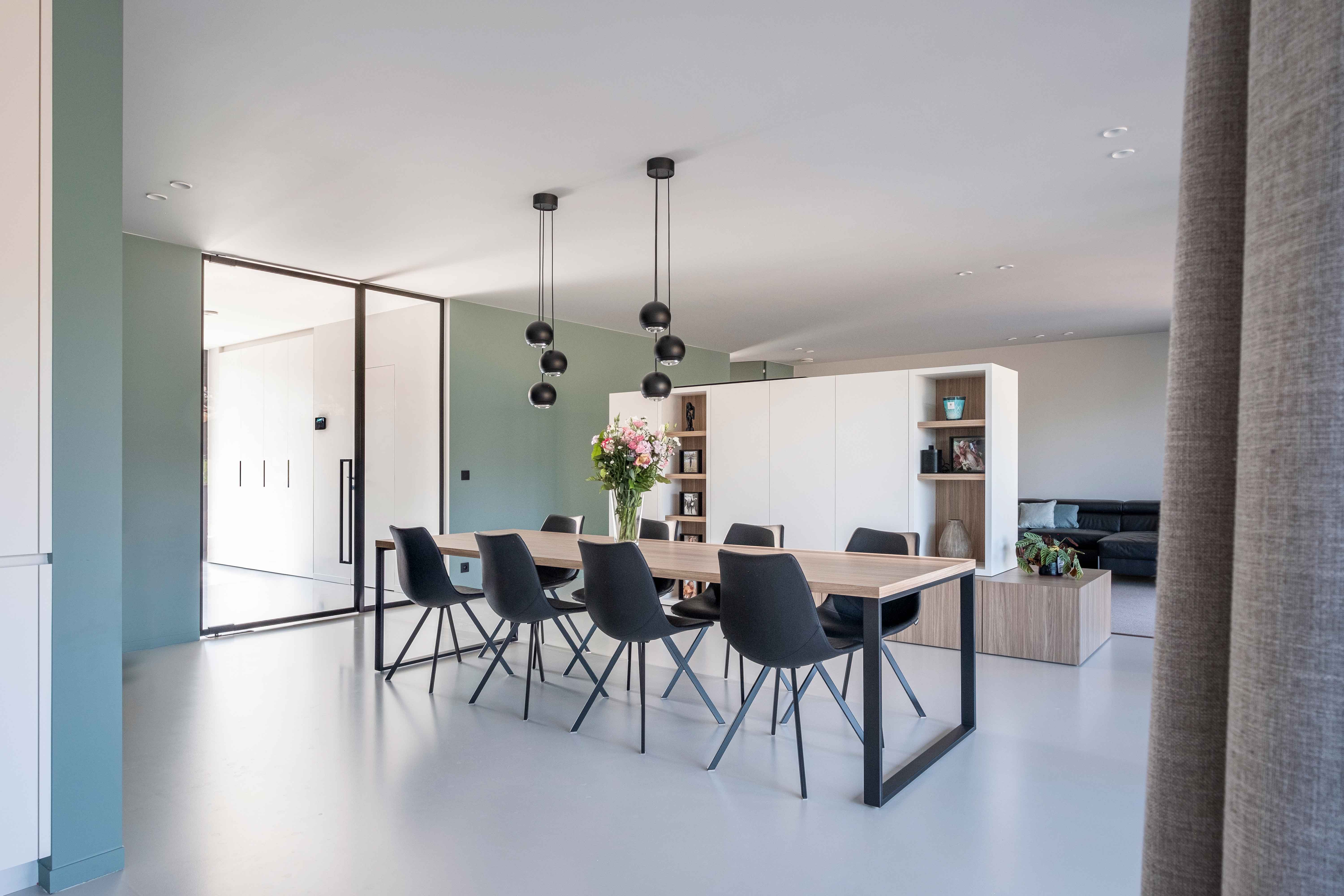 moderne open eetruimte met grote glazen binnendeur met zwarte aluminium profielen