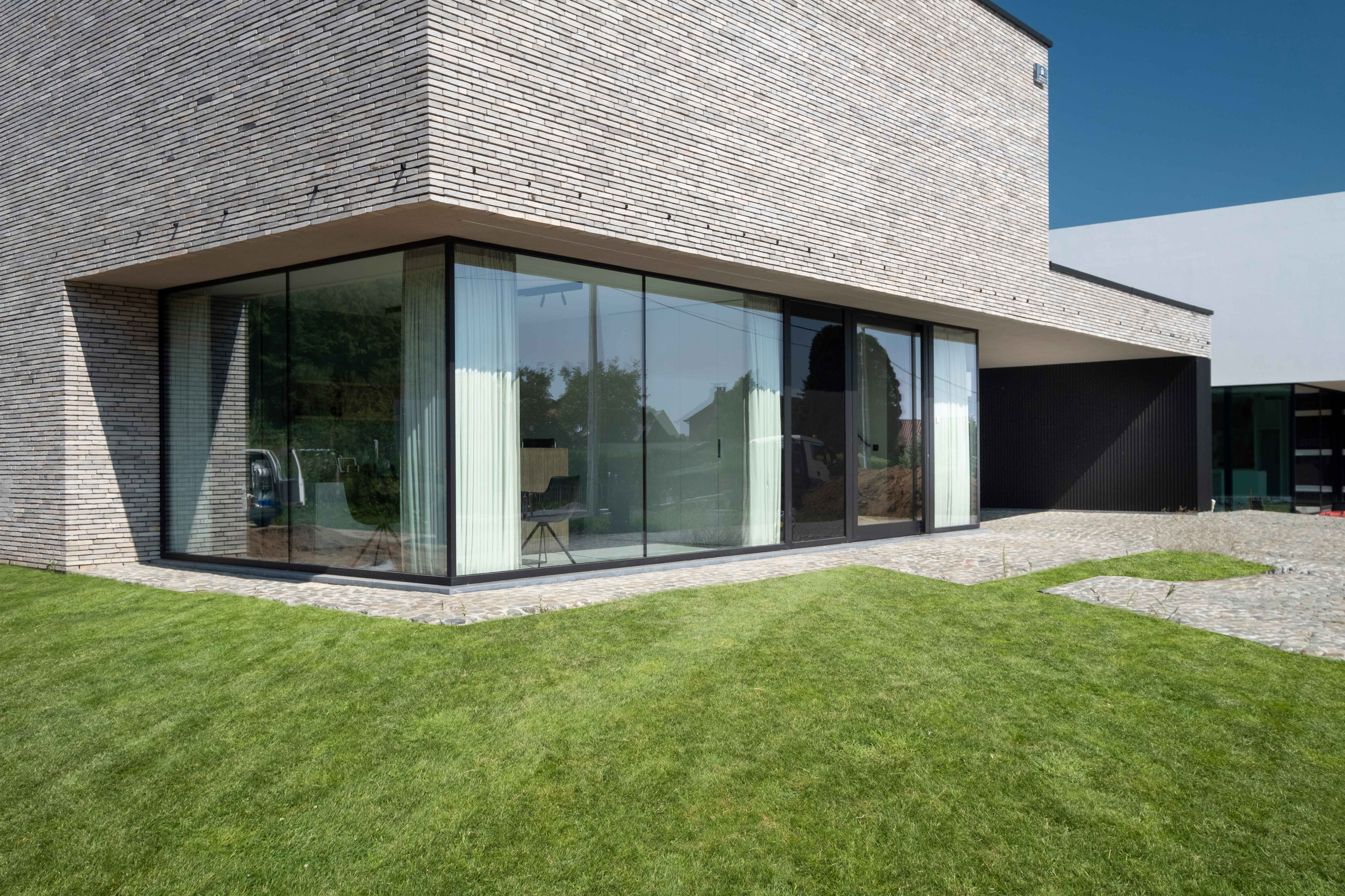 moderne luxe villa met grote zwarte aluminium ramen met grote glaspartijen
