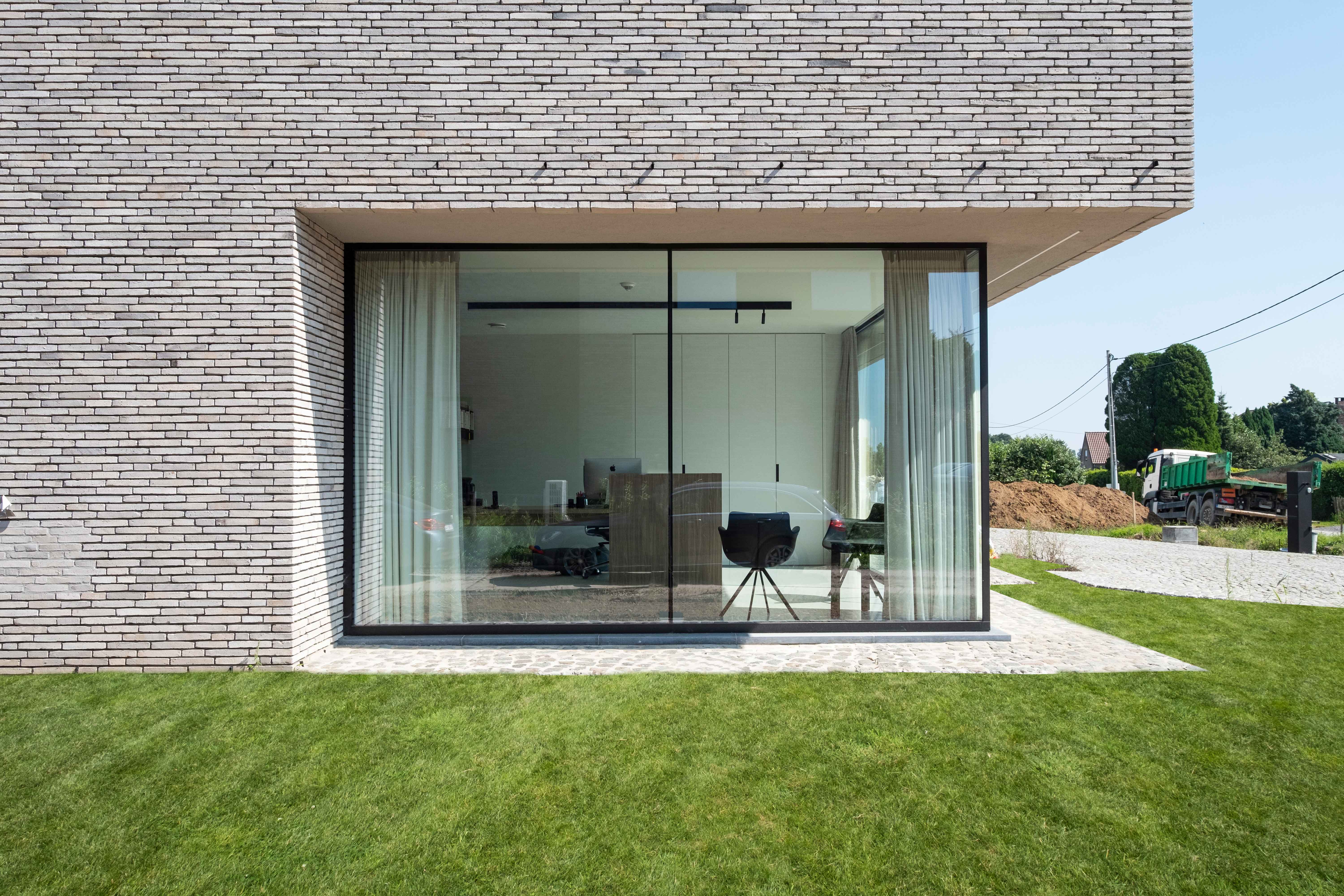 moderne luxe villa met grote zwarte aluminium ramen met grote glaspartijen