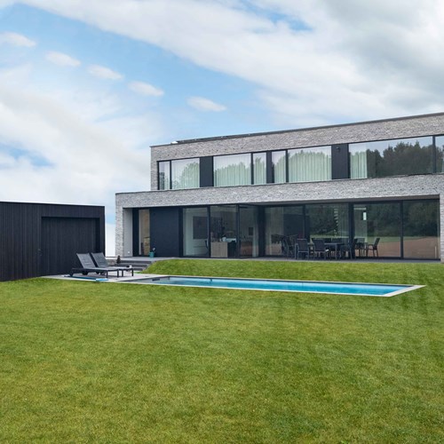 moderne luxe villa met grote zwarte aluminium ramen met grote glaspartijen